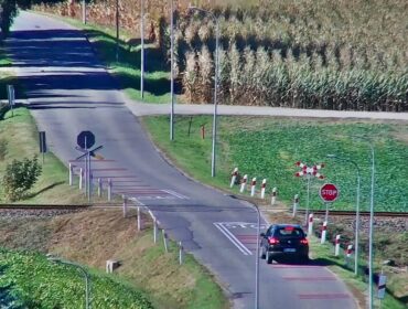 Dron nad przejazdem kolejowym w powiecie płockim. 7 kierowców z mandatami. Policja publikuje film i apel!