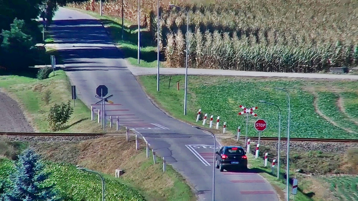 Dron nad przejazdem kolejowym w powiecie płockim. 7 kierowców z mandatami. Policja publikuje film i apel!