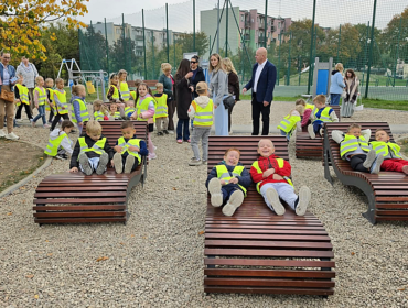 Nowiutki skwer na płockiej Skarpie. Super zabawki dla dzieci. Sporo ławek, oświetlenia, zieleni… [FOTO]