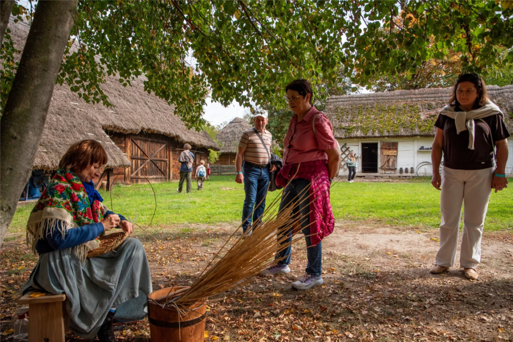 Codzienne życie jesienią na mazowieckiej wsi, ale… wiele lat temu. Ciężka praca i dawne zwyczaje w sierpeckim skansenie [FOTO]