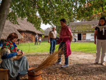 Codzienne życie jesienią na mazowieckiej wsi, ale… wiele lat temu. Ciężka praca i dawne zwyczaje w sierpeckim skansenie [FOTO]