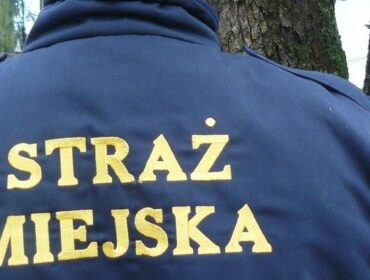 Mężczyzna potrzebował pomocy. Nie wiedział gdzie jest, ani gdzie mieszka. Płocka Straż Miejska ma prośbę do opiekunów…