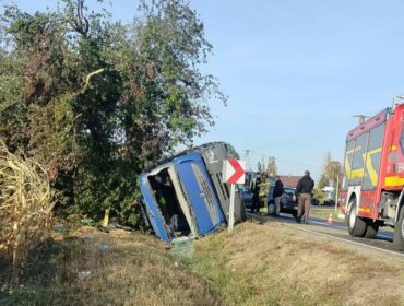 Ciężarówka wpadła do rowu w Bielsku. 40-latek trafił do szpitala