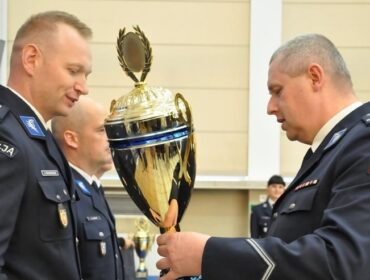 Nagrody i puchary dla policjanta z płockiej Komendy. Najlepszy w Polsce w ważnej kategorii. To jednak nie wszystko… [FOTO]