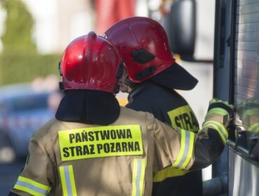 Dramatyczne zdarzenie na terenie ogródków działkowych w Płocku. Zgłoszenie o „płonącej kobiecie”